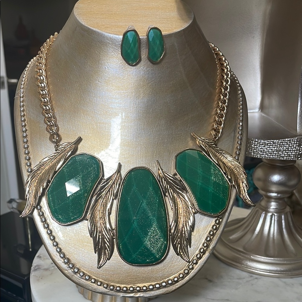 Elegant Green and Gold Necklace Set